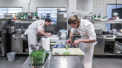 Zwei Köche beim Zubereiten der Gerichte