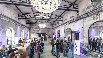 Eine Veranstaltungshalle mit Messeständen