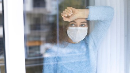 Junge Frau in Quarantäne