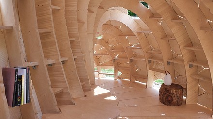 Die Ausstellungsreihe tinyBE • living in a sculpture bietet in Kooperation mit dem Steigenberger Frankfurter Hof Übernachtungen in einzigartigen Kunstobjekten.