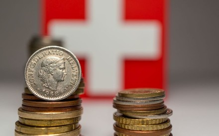 FRanken-Münzen vor Schweizer Wappen