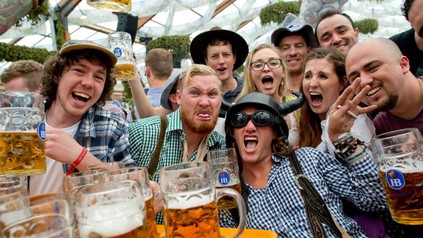 Wiesnbesucher feiern am 19.09.2015 in einem Bierzelt auf dem Oktoberfest in München. (Foto: © dpa)