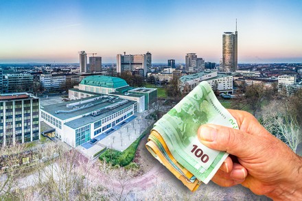 Die Silhoeuute der Stadt Essen und eine Hand, die ein Bündel Geldscheine hält.