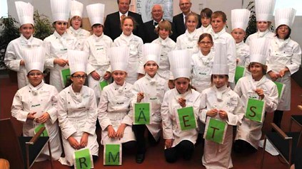 Eine große Gruppe Kinder in Kochkleidung