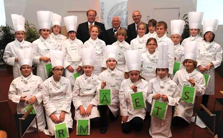 Eine große Gruppe Kinder in Kochkleidung