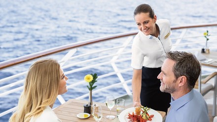 Kellnerin bedient Gäste an Bord
