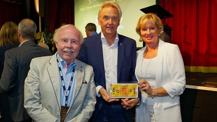 Europa-Park Inhaber Jürgen Mack (Mitte) und seine Ehefrau Mauritia (r.)