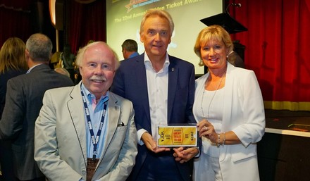 Europa-Park Inhaber Jürgen Mack (Mitte) und seine Ehefrau Mauritia (r.)