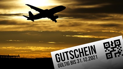 Ein Flugzeug am Himmel und ein Reisegutschein statt eine Erstattung für ausgefallene Flüge
