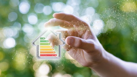 Hand mit Energietabelle