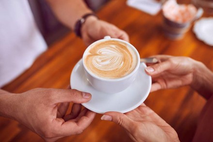 Nestlé will nun mit den ersten 30 Filialen ins Café-Geschäft einsteigen. (Foto: © baranq/fotolia)