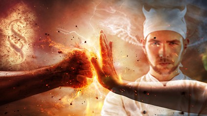 Mann wehrt brennende Faust mit seiner Hand ab