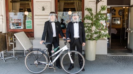 Die beiden Ober Martin und Boris vor ihrem „Dienstfahrrad“.