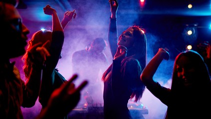 Tanzende Menschen im Club