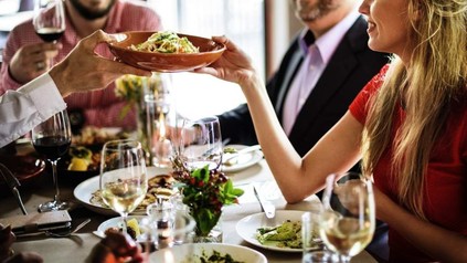 Eine neue Studie von Lieferando zeigt, dass Genießer eine höhere Lebenszufriedenheit haben. (Foto: © Rawpixel.com/fotolia)