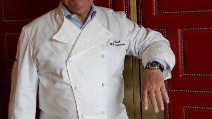 Eckart Witzigmann freut sich gemeinsam mit Hermann Barreis über den verliehenen Rumohrring. (Foto: © dpa)