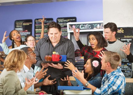 Manche Dinge lassen jeden Kellner rot sehen. (Foto: © Scott Griessel/fotolia)