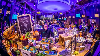 Eine gut Besuchte Messehalle