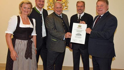 DEHOGA Bayern-Präsidentin Angela Inselkammer, Küchendirektor Thomas Esseln, Christian und Michael Schottenhamel sowie Minister Helmut Brunner. (Foto: © Baumgart/StMELF)