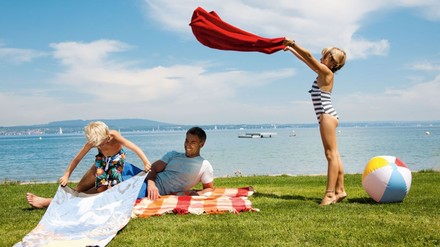 Familie beim Sonnenbaden am Bodensee-Ufer