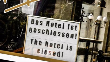 Schild mit „Hotel geschlossen“
