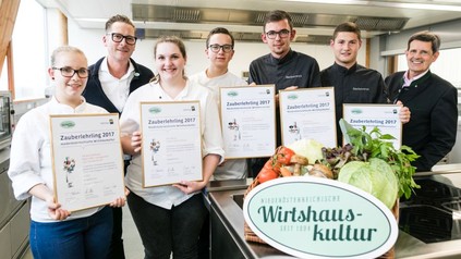 Siegerbild mit zwei der Juroren: Tamara Zsifkovits, Harald Pollak, Julia Streng, Lukas Bruckner, Kevin Pessl und Alexander Wally und Christoph Madl
