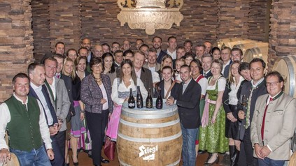 Die frisch gebackenen Bierwirte 2018 mit Stiegl-Eigentümerfamilie Kiener und den Stiegl-Bierversilberern im brauereieigenen Fassreifekeller