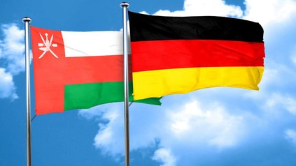Die Fahnen von Deutschland und Oman wehen im Wind