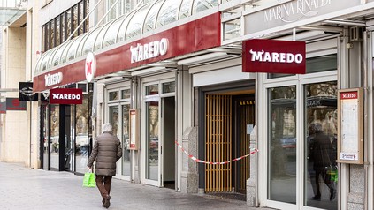 Eine Person geht an einem Maredo-Restaurant auf der Königsallee in Düsseldorf vorbei.