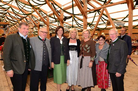 V.l.n.r. Lorenz Stiftl, Zum Stiftl und Sprecher „Kleinen Wiesnzelte“, Toni Roiderer, Hacker Festzelt und Sprecher „Großen Wiesnzelte“, bayerische Wirtschaftsministerin Ilse Aigner, bayerische Umweltministerin Ulrike Scharf, Präsidentin des Bayerischen Hotel- und Gaststättenverbandes DEHOGA Bayern Angela Inselkammer sowie Christine und Anton Winklhofer, Festzelt Tradition auf der Oiden Wiesn.