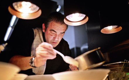 Juan Amador beim Anrichten eines Gerichtes