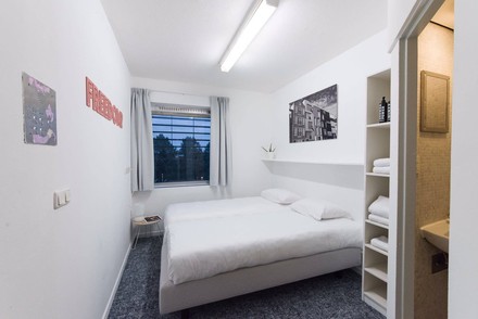 Flüchtlinge managen Knast-Hotel „The Movement“ in Amsterdam. (Foto: © facebook.com/the Movement Hotel)