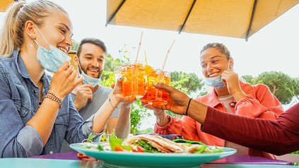 Freunde im Restaurant, die mit Getränken anstoßen
