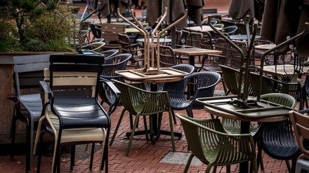 Leere Stühle vor einem Restaurant