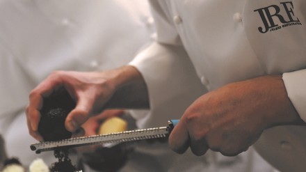 Koch der Jeunes Restaurateurs beim Kochen