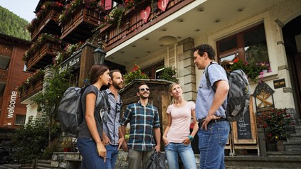 Paul-Marc Julen vom Romantikhotel Julen in Zermatt im Gespräch mit Hotelgästen.
