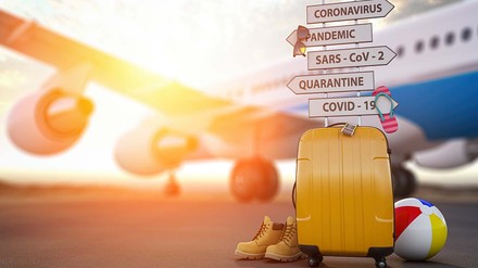 Flugzeug mit Schildern Quarantäne, Covid 19 etc.