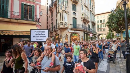 Teilnehmer einer Großdemonstration auf Mallorca gegen den Masentourismus. (Foto: © dpa)
