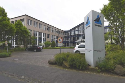 Bei MünchDas Hauptquartier von Tank & Rast, dem Betreiber der „Raststätte der Zukunft“ eröffnet. (Foto: © picture alliance / ROPI)en wurde am Freitag die „Raststätte der Zukunft“ eröffnet. (Foto: © picture alliance / ROPI)