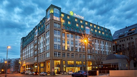 Außenaufnahme des H+Hotel Leipzig abends