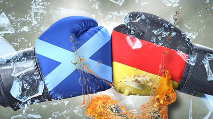 Zwei Boxhandschuhe, von denen einer nach der schottischen, der andere nach der deutschen Flagge gestaltet ist