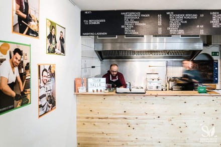 Im ReFOODges kommen Geflüchtete und Beheimatete zusammen und unterstützen die Flüchlingshilfe. (Foto: © 2017 Simon Veith)