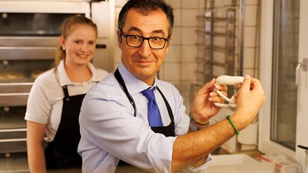 Cem Özdemir beim Brezelbacken