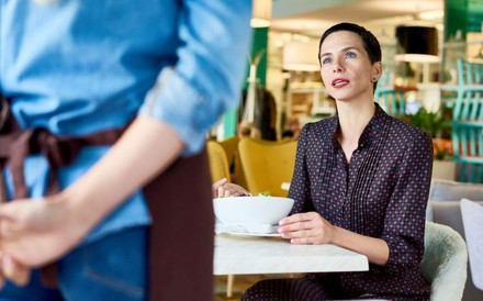 Eine Kundin beschwert sich bei einer Servicekraft