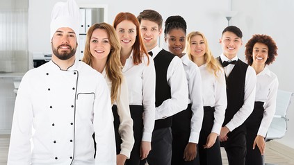Eine Gruppe junger Menschen mit unterschiedlichen Gastronomie-Bekleidung