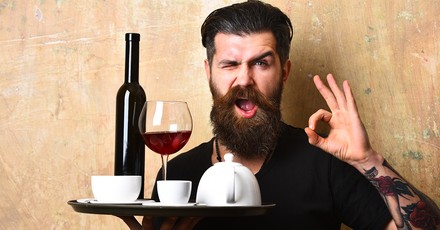 Kellner mit Servierteller signalisiert „okay“