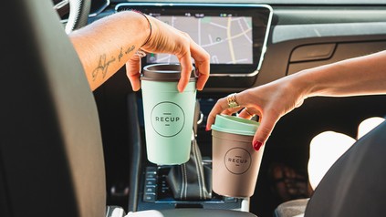 Mehrwegbecher im Auto