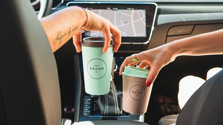 Mehrwegbecher im Auto