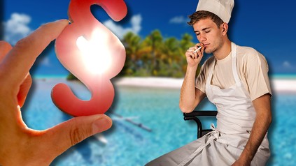 EIn entspannter Koch raucht am Palmenstrad eine Zigarette