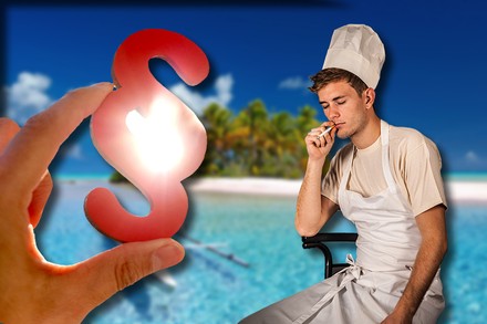 EIn entspannter Koch raucht am Palmenstrad eine Zigarette